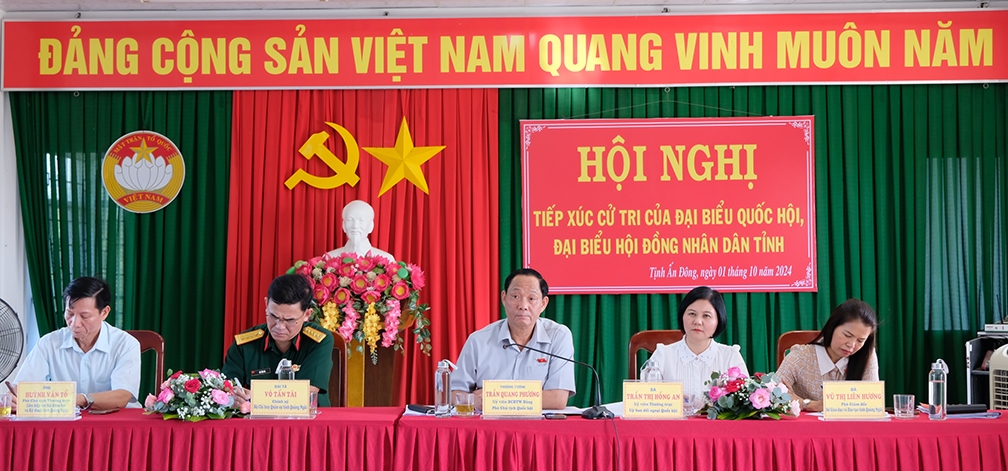 Phó Chủ tịch Quốc hội Trần Quang Phương (ngồi chính giữa) lắng nghe kiến nghị của cử tri