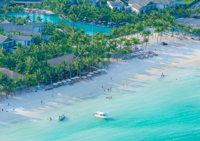 Kem Beach in the South of Phu Quoc Island with wide, gentle and creamy white sand is considered a tropical paradise.
