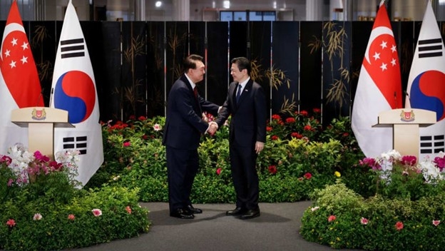 Thủ tướng Singapore Lawrence Wong chào đón Tổng thống Hàn Quốc Yoon Suk Yeol tới Singapore vào ngày 8/10/2024. (Ảnh: MDDI/Terence Tan)
