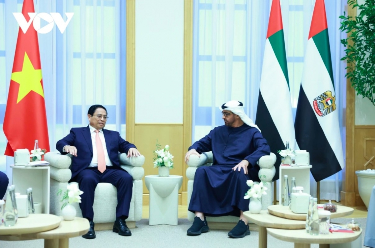 The Vietnamese government leader and President Al Nahyan agree to elevate the bilateral relationship to a comprehensive partnership at their closed-door talks in Abu Dhabi on October 28.