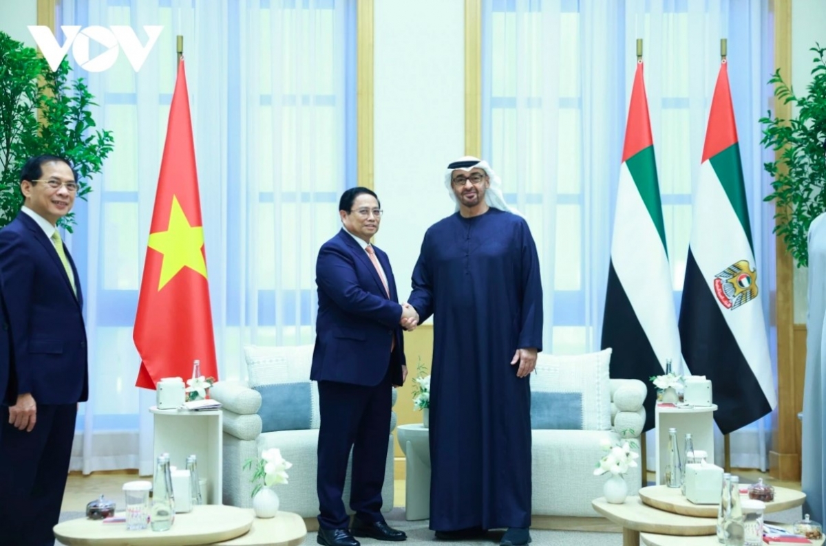 The host leader also shows his support for the establishment of a Vietnamese cultural centre in the UAE, stating that he will direct the implementation of specific projects such as supporting a youth football academy in Vietnam and establishing a financial centre in Ho Chi Minh City.