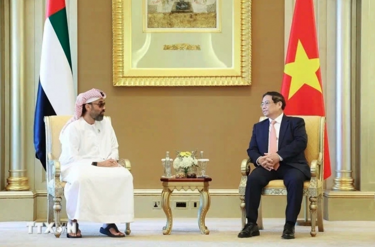 The Vietnamese Government chief meets with National Security Advisor of the United Arab Emirates (UAE) and Deputy Ruler of Abu Dhabi Tahnoun bin Zayed Al Nahyan in Abu Dhabi on October 28. The country welcomes and stays ready to create favourable conditions for investors from the UAE and Abu Dhabi in particular, PM Chinh notes. (Photo: VNA)