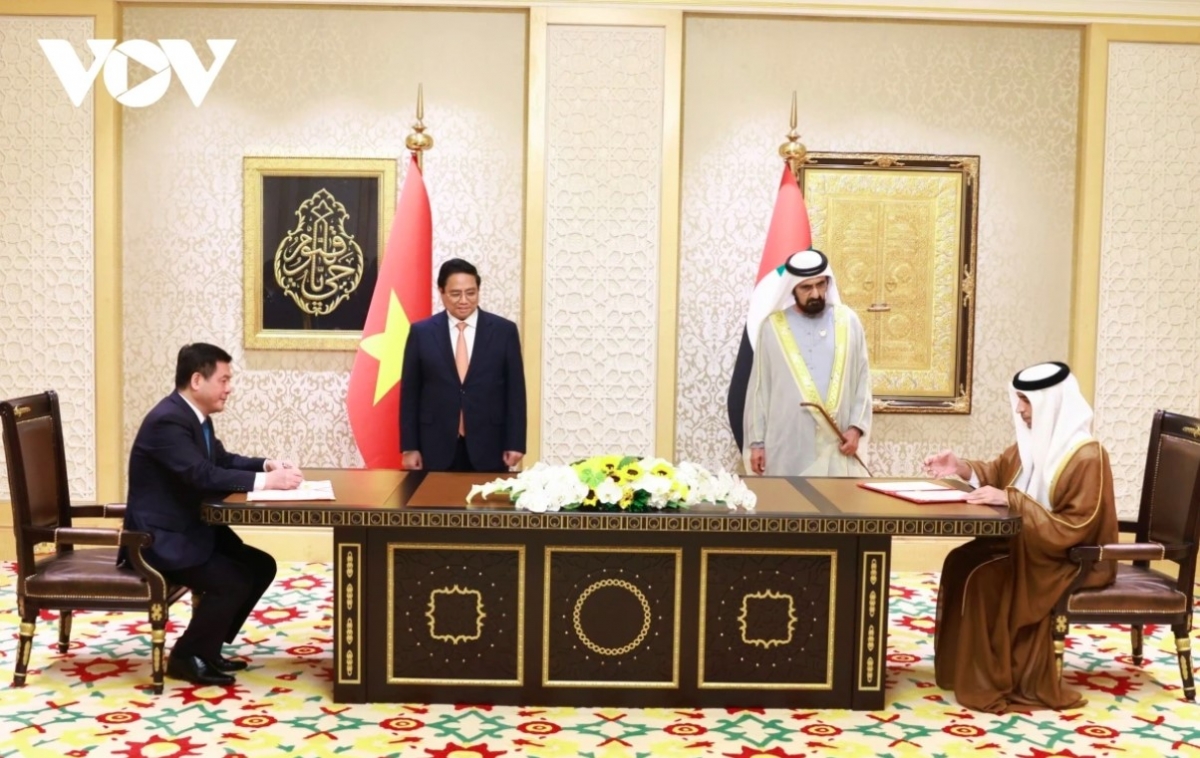 PM Chinh (second from left) and UAE Vice President and Prime Minister Sheikh Al Maktoum (second from right) witness the signing of Comprehensive Economic Partnership Agreement (CEPA) between the two sides.