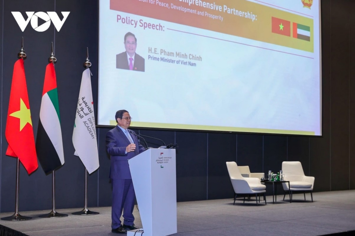 The Vietnamese Government chief visits and delivers a policy speech at the Anwar Gargash Diplomatic Academy (AGDA) in Abu Dhabi on the morning of October 29. Addressing the audience of 200 students, professors, UAE government officials, and diplomatic representatives, PM Chinh shares insights on the current global and regional landscapes. This is along with the Vietnamese side’s foundational factors, development perspectives, achievements, and future directions; a vision for the Vietnam-UAE Comprehensive partnership; and Vietnam’s relations with the Middle East over the coming years.