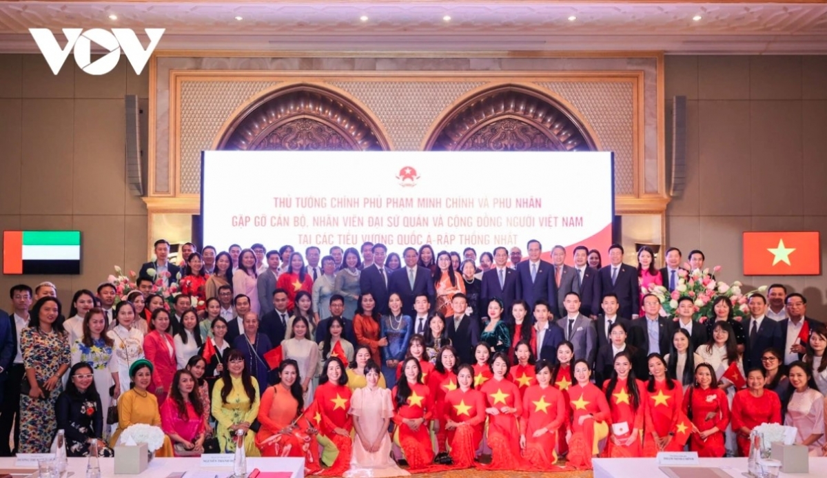 PM Chinh on the afternoon of October 27 meets with officials and staff of the Vietnamese Embassy and representatives of the Vietnamese community in the UAE within the framework of his official visit to the Middle Eastern country.