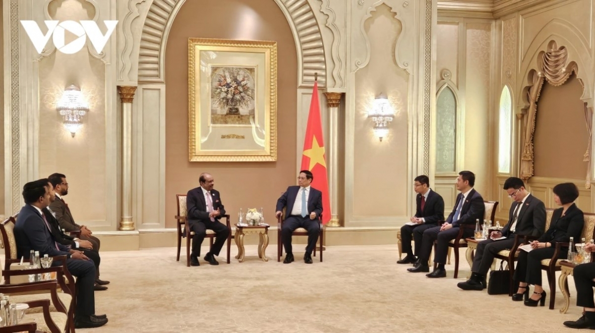 Later the same day the Government leader hosts a reception for Yusuff Ali Musaliam Veettil Abdul Kader, chairman and managing director of LuLu Group International, in Abu Dhabi. The Lulu Group leader shares that the company will co-ordinate efforts with Vietnamese agencies to organise goods fairs for Vietnamese products in the UAE and in Gulf countries, meaning that consumers can enjoy greater access to Vietnamese products.