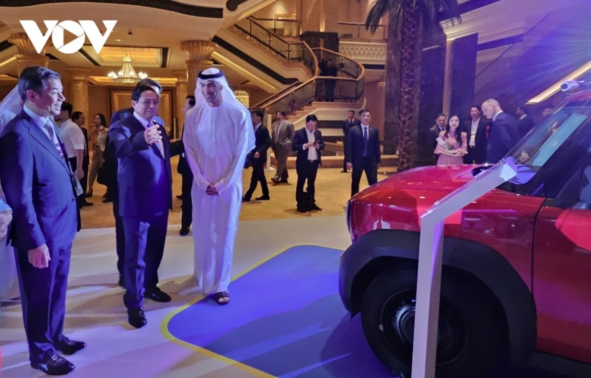 Also, on the afternoon of October 27, PM Chinh attends a ceremony to launch VinFast vehicles in the UAE. VinFast's presence in the UAE to introduce EV models not only demonstrates the vision of a pioneering enterprise, but also clearly shows Vietnam's determination and desire to rise, he notes.