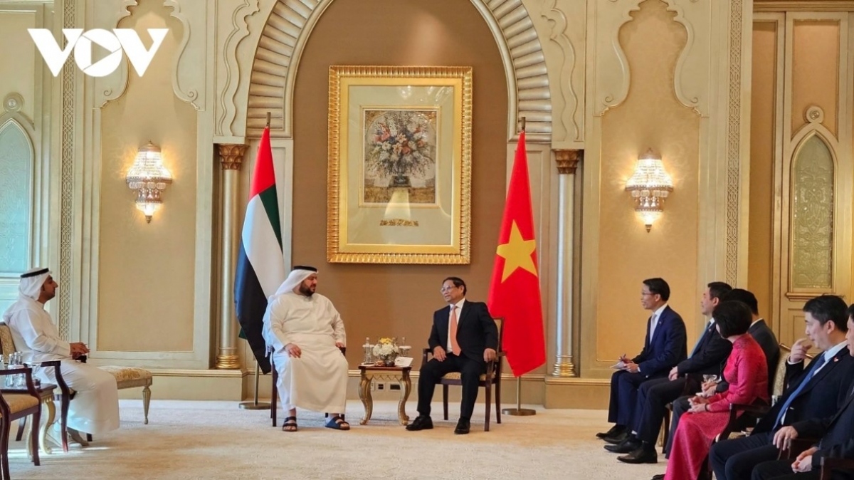 PM Chinh has affirmed the nation’s recognition of the importance of expanding investment co-operation with the Middle East, in which the UAE is one of the top focuses, during a reception of UAE Minister of Investment Mohamed Bin Hassan Alsuwaidi. At the function, PM Chinh hopes the UAE, with its experience in developing the Dubai and Abu Dhabi financial centres, will support the Vietnamese side in forming a suitable policy framework and model.