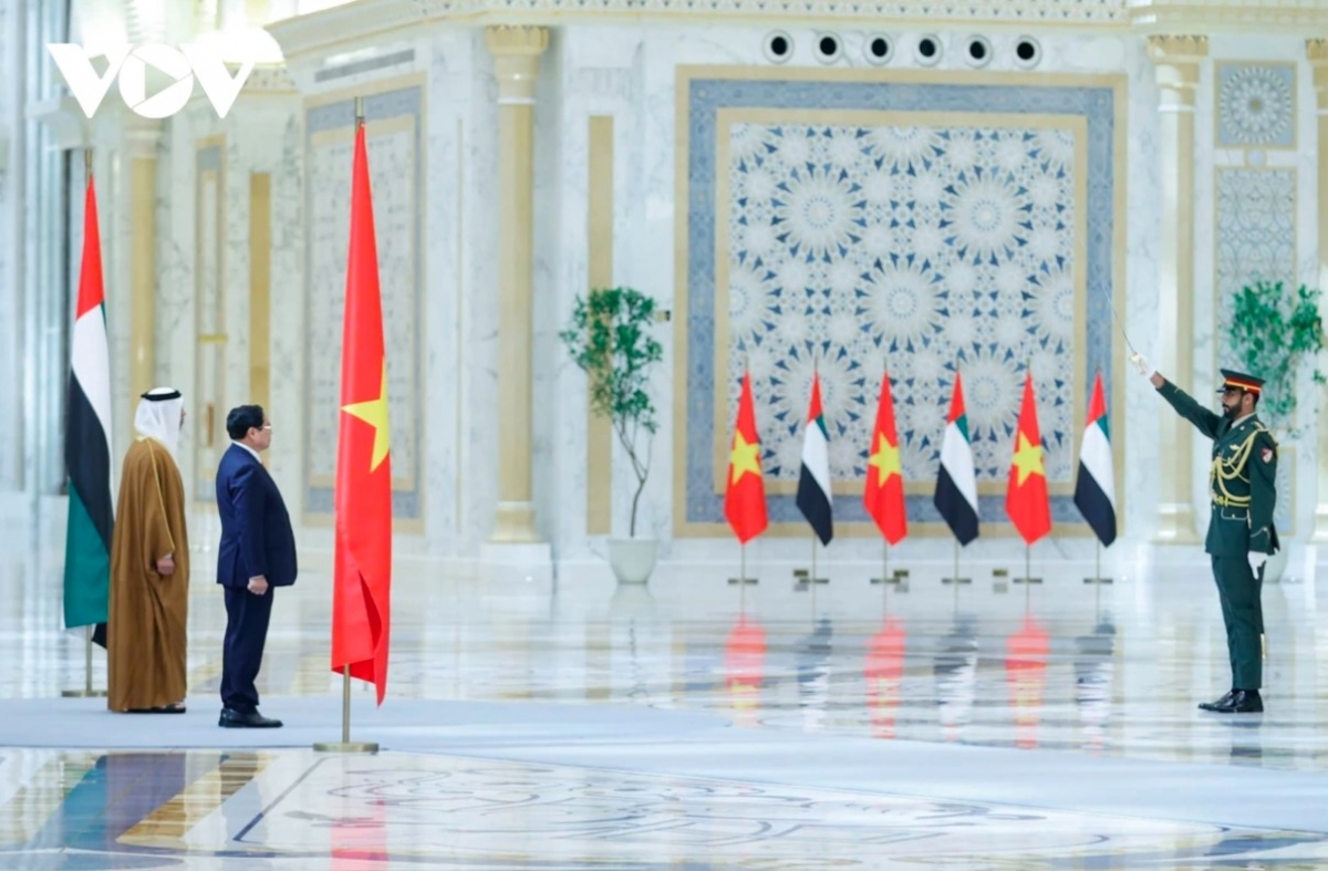 UAE President Al Nahyan hosts an official welcome ceremony with a 21-cannon salute at the Presidential Palace in Abu Dhabi on the morning of October 28 for PM Chinh, his spouse, and a high-ranking delegation of Vietnam.