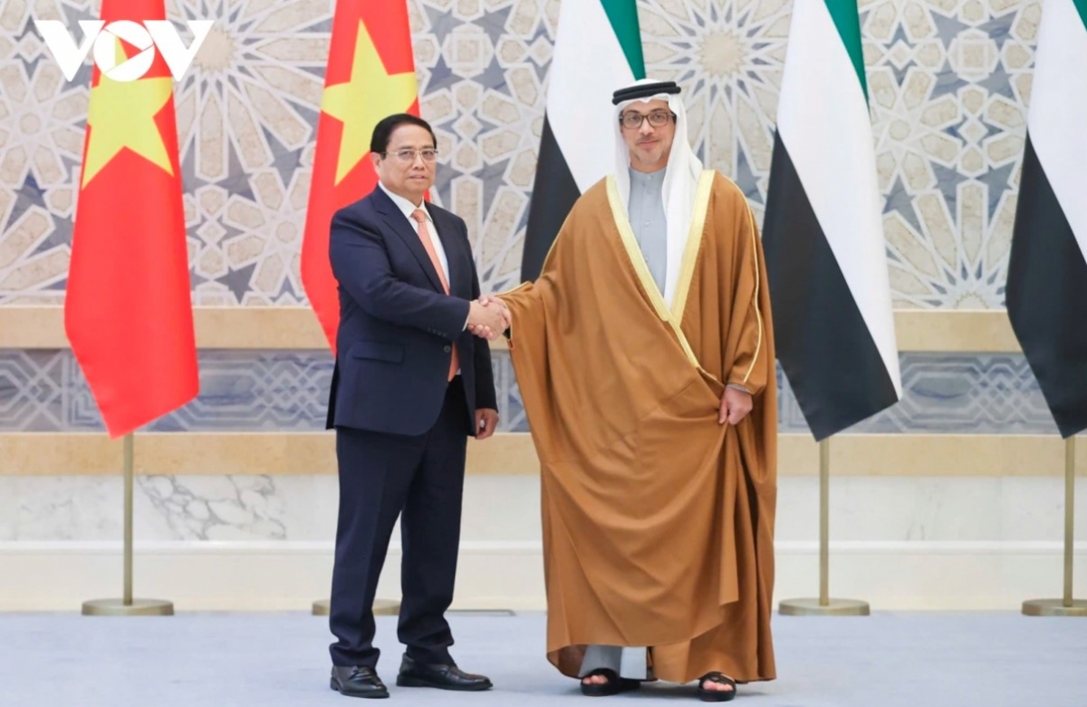 Prime Minister Pham Minh Chinh (L) and UAE President Al Nahyan at the official welcome ceremony. The visit, the first of its kind of by a Vietnamese PM over the past 15 years, is taking place amid bilateral relations developing well across all fields, especially politics, diplomacy, trade, investment, labour, and tourism.