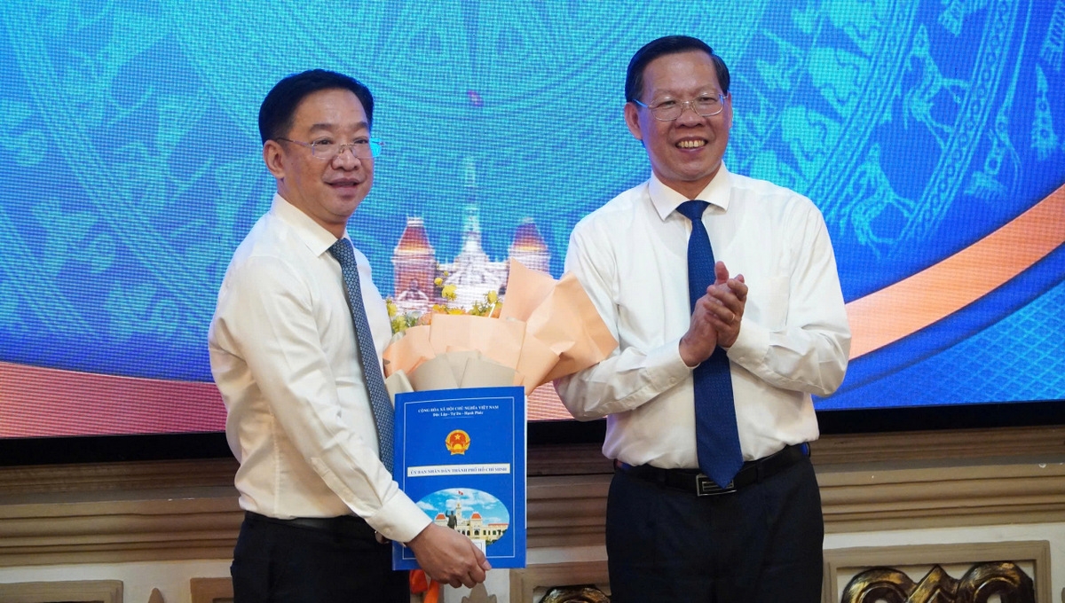 Ông Phan Văn Mãi chúc mừng ông Lê Trần Kiên làm Chủ tịch quận Bình Thạnh (ảnh L.T)