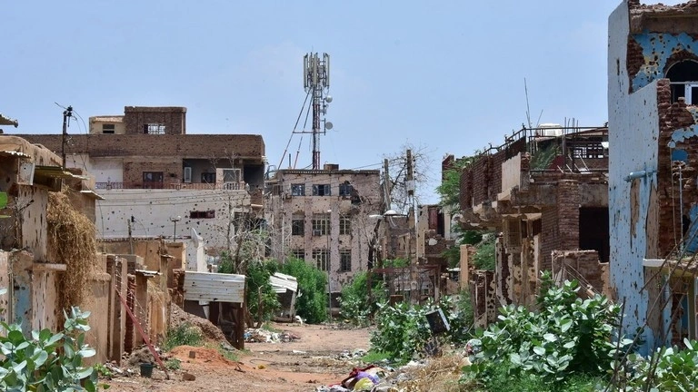 Những ngôi nhà đầy lỗ đạn ở Omdurman, Sudan (Ảnh: KT)
