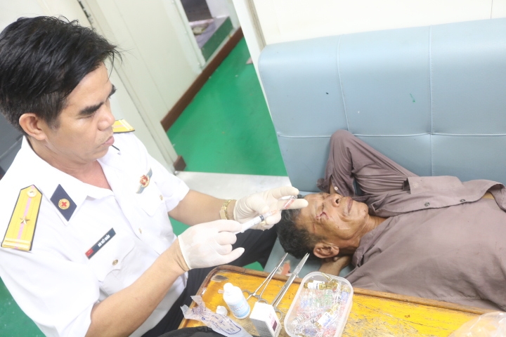 Quân y tàu 267 cấp cứu ngư dân bị thương (Ảnh: Vùng 2 Hải quân cung cấp)