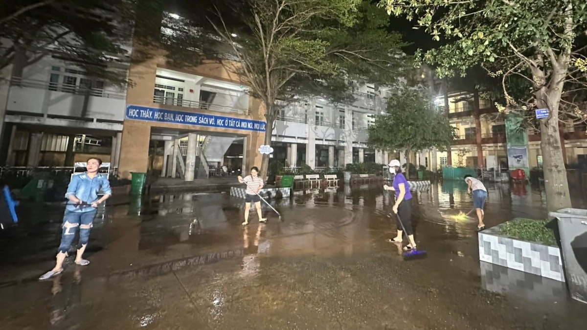 Các thầy cô trường THCS Phước Tân 1 dọn dẹp hậu quả vụ ngập trong đêm (Ảnh: CTV)