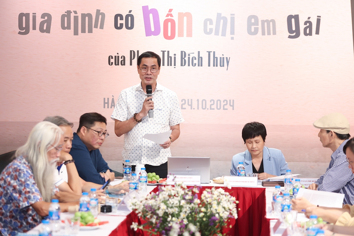 Nhà thơ Hữu Việt giới thiệu về cuốn sách.