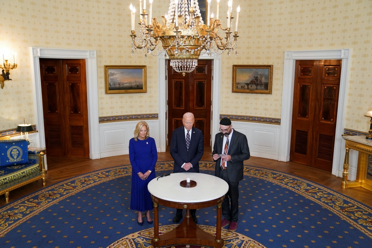 Tổng thống Mỹ Joe Biden (giữa) tham gia sự kiện tưởng niệm vụ tấn công của Hamas vào Israel vào ngày 7/10. Nguồn: Reuters