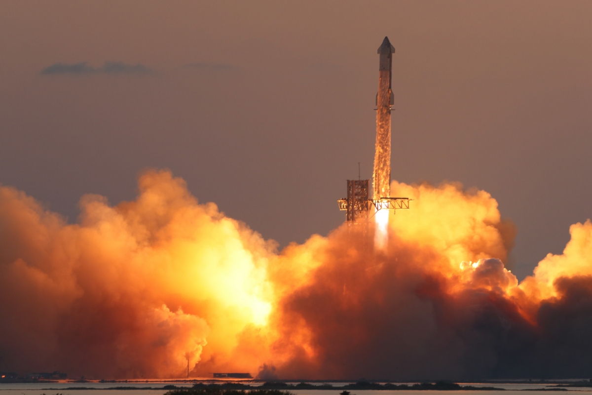 Chuyến bay thử nghiệm thứ năm tên lửa thế hệ mới Starship của SpaceX tại phía Nam Texas sáng 13/10. Ảnh: Stephen Clark/Ars Technica