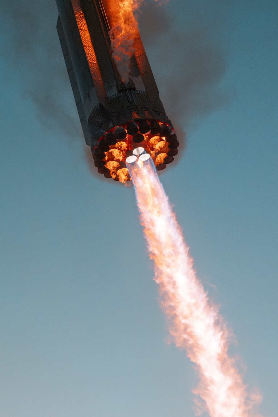 3 trong số 33 động cơ Raptor của tên lửa đẩy Super Heavy giảm tốc độ khi hạ cánh. Ảnh: SpaceX