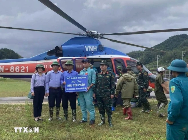 Đại diện Ủy ban Mặt trận Tổ quốc huyện Nguyên Bình (tỉnh Cao Bằng) tiếp nhận hỗ trợ của Bộ Quốc phòng. (Ảnh: TTXVN phát)