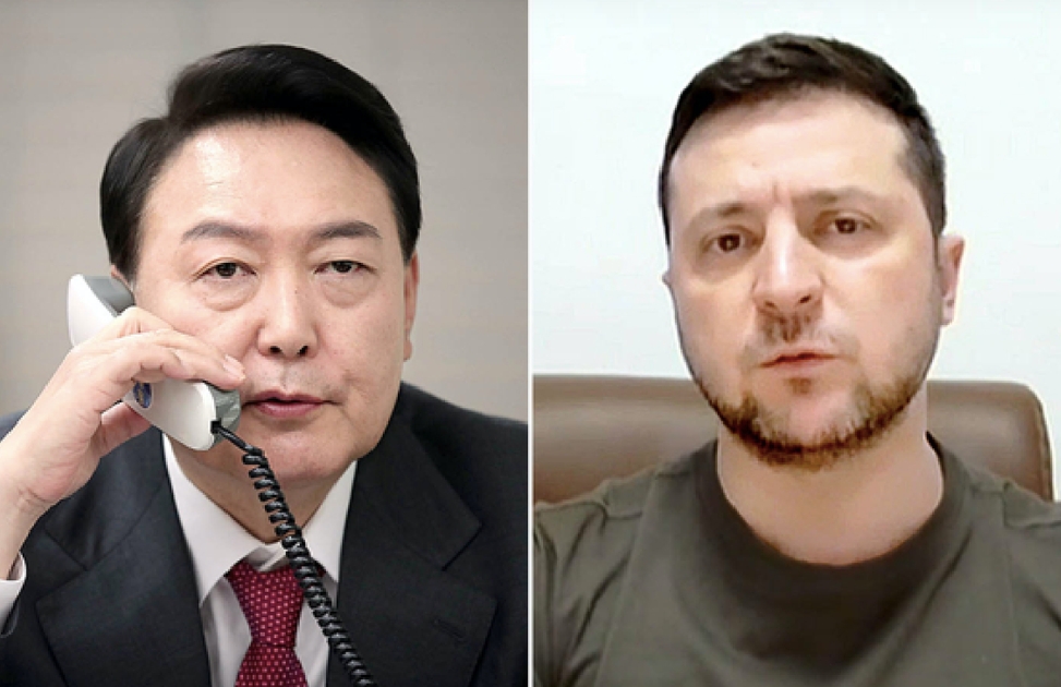 Tổng thống Hàn Quốc Yoon Suk Yeol (bên trái) và Tổng thống Ukraine Volodymyr Zelensky. Ảnh: Yonhap