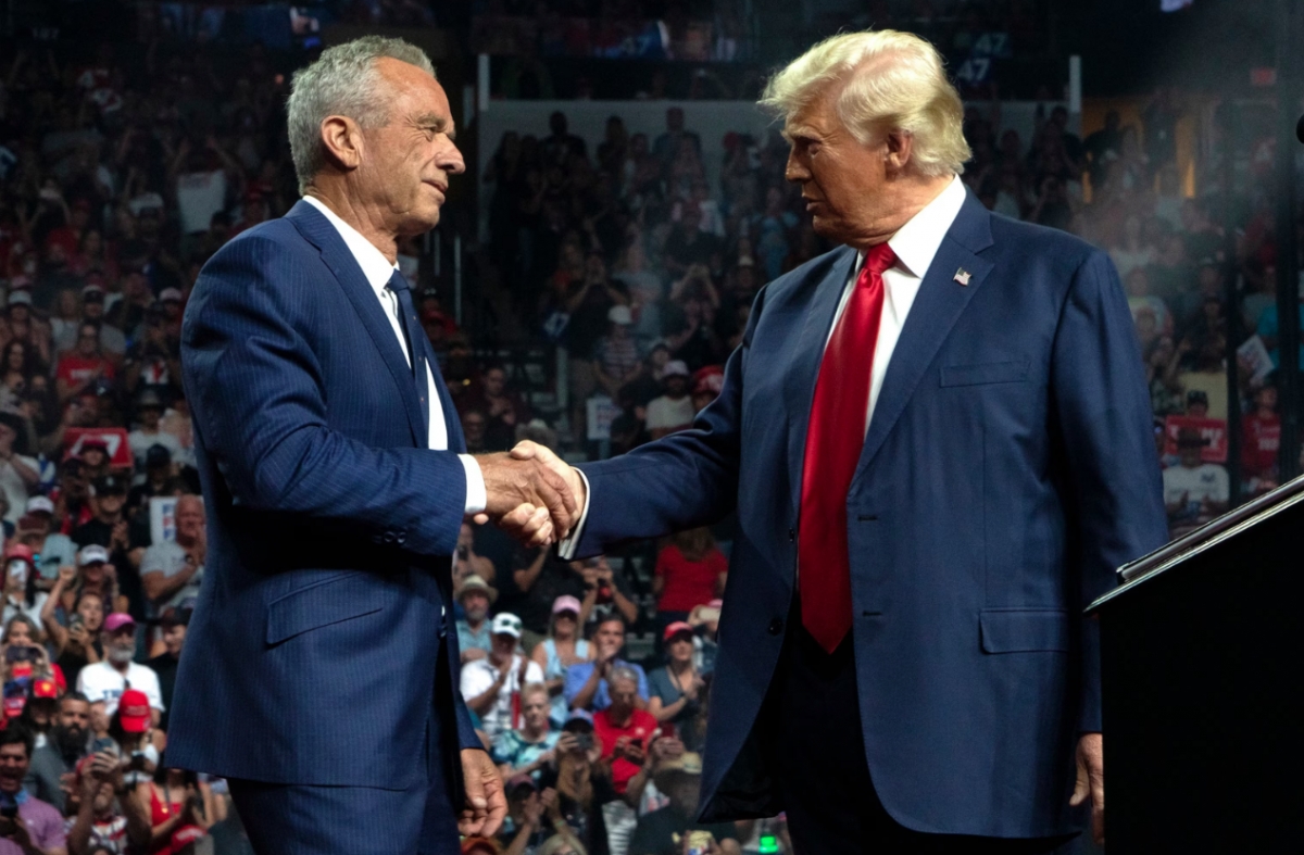 Ông Kennedy Jr. bắt tay với ông Trump tại cuộc vận động ở Desert Diamond Arena, Arizona ngày 23/8/2024. Ảnh: CNN