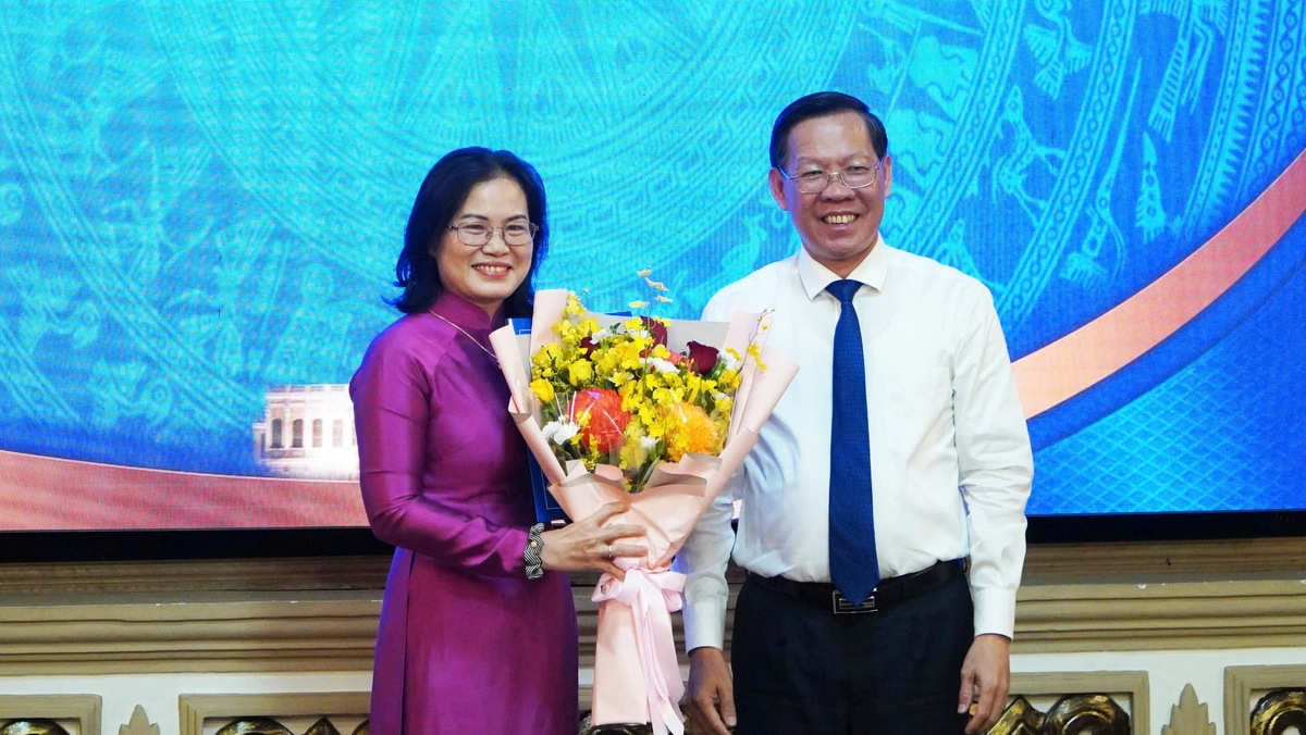 Ông Phan Văn Mãi chúc mừng bà Nguyễn Thị Hồng Hạnh làm Giám đốc Sở Tư pháp TP.HCM (ảnh L.T)