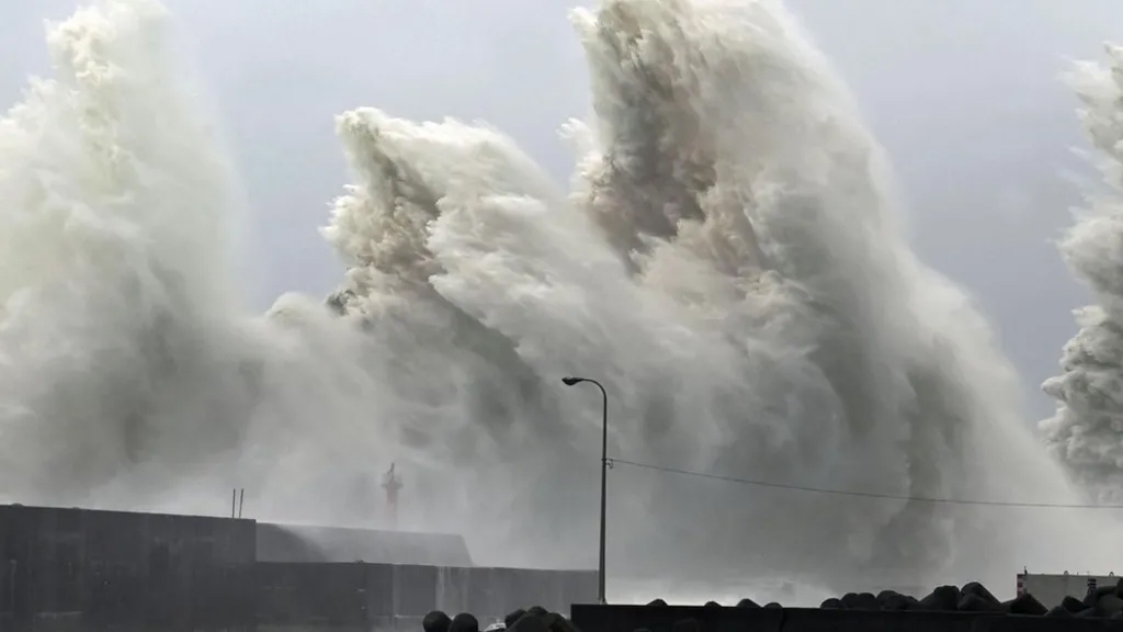 Con sóng lớn ập vào bờ biển khu vực Kochi, phía Tây Nhật Bản. Ảnh: Reuters