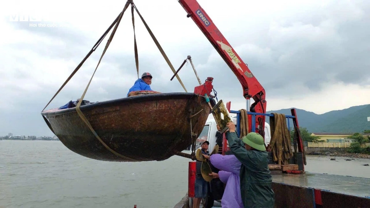 Nearly 400 households in Le Thuy are left isolated after three national roads 9B, 9C, and 15D were deeply flooded.