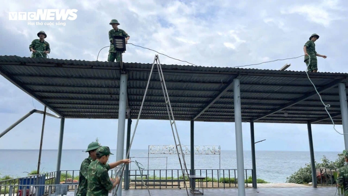 The typhoon forces Thua Thien-Hue to evacuate over 4,400 households with 18,300 people, according to the provincial steering board for disaster prevention, search, and rescue.