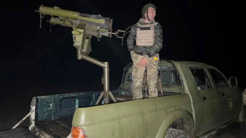 Súng máy cổ Maxim gắn trên xe bán tải của đơn vị phòng không tự vệ Ukraine. Ảnh: BBC.