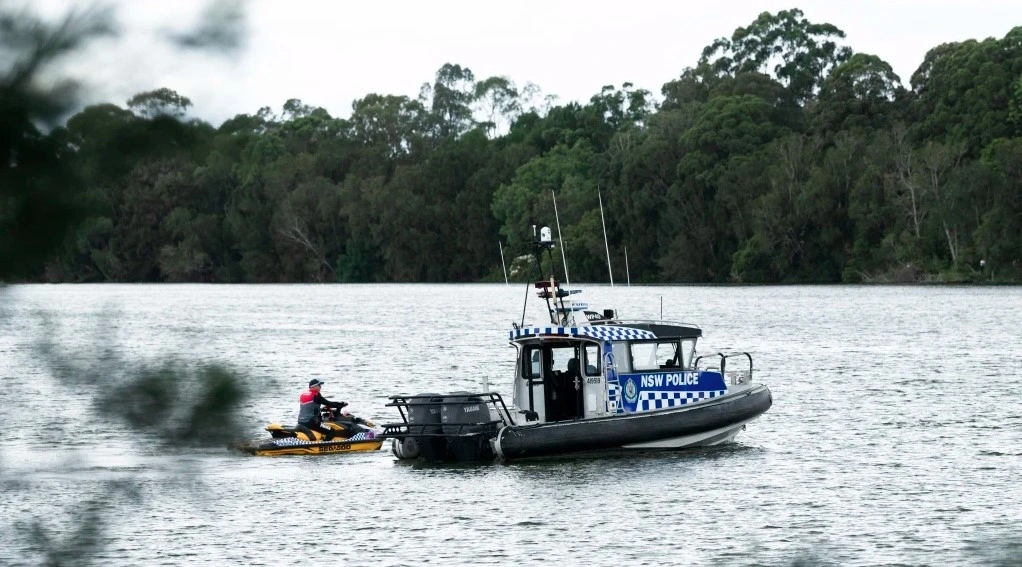 Cơ quan chức năng tìm kiếm nạn nhân (Ảnh: The Sydney morning herald)
