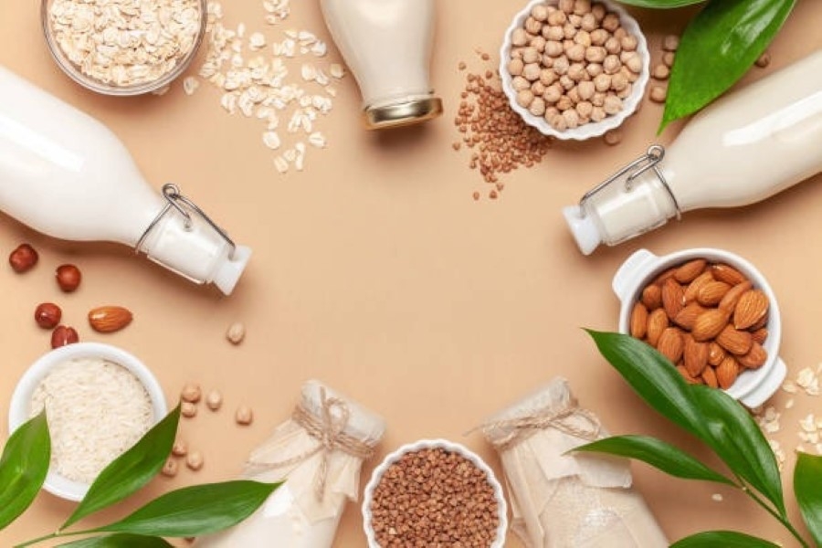 Trẻ em dưới 1 tuổi không nên uống sữa hạt. Ảnh: Istock