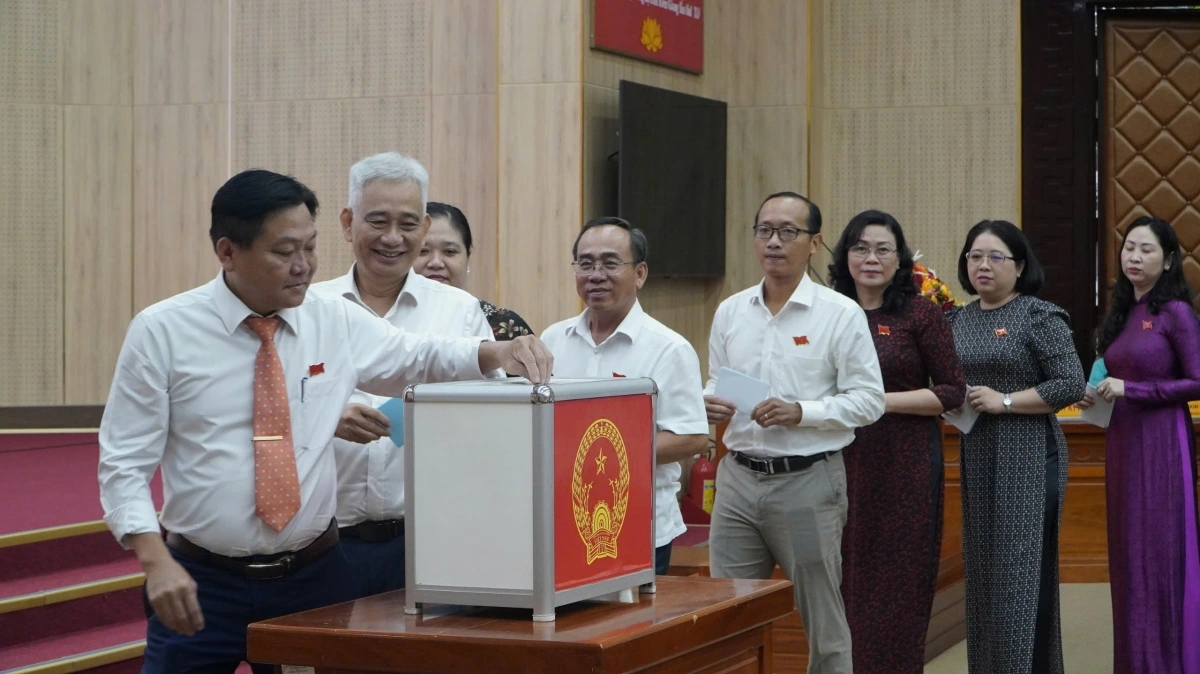 Các đại biểu tiến hành bỏ phiếu bầu chức danh Phó chủ tịch UBND tỉnh Kiên Giang