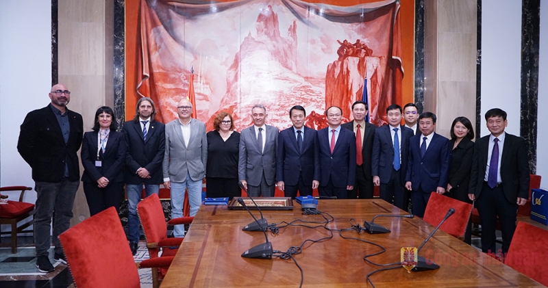 Bộ trưởng Lương Tam Quang và Tổng Bí thư Đảng Cộng sản Tây Ban Nha Enrique Fernado Santiago Romero cùng các đại biểu tham dự hội đàm.