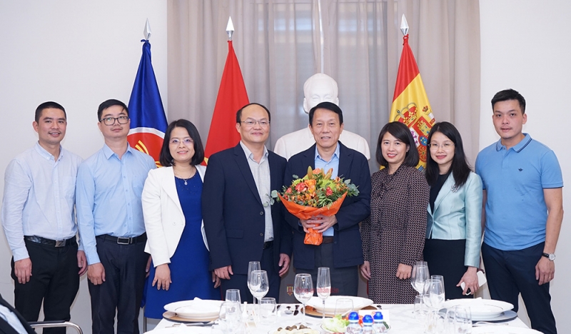 Bộ trưởng Lương Tam Quang thăm Đại sứ quán Việt Nam tại Tây Ban Nha.