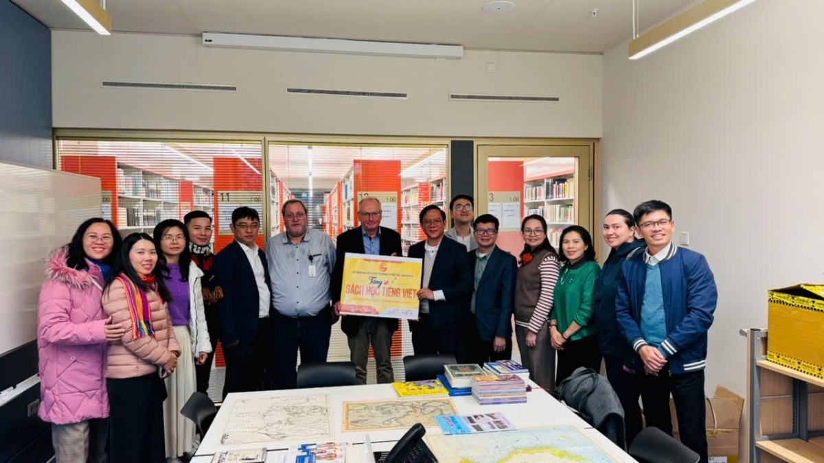 200 đầu sách tiếng Việt được đoàn trao tặng cho thư viện trường Đại học Goethe Frankfurt (ảnh: 4T)