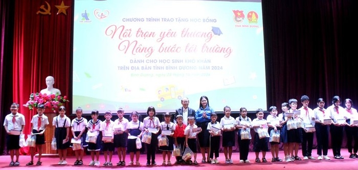 Công ty Tân Hiệp Phát phối hợp với Tỉnh đoàn Bình Dương trao tặng 200 suất học bổng cho các em học sinh có hoàn cảnh khó khăn trên địa bàn. Ảnh: Trần Khánh