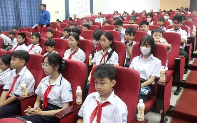 200 em học sinh nhận học bổng “Nối trọn yêu thương - Nâng bước tới trường” đều là những tấm gương tiêu biểu trong phong trào thi đua vượt khó học tốt, rèn luyện tốt của tỉnh. Ảnh: Trần Khánh