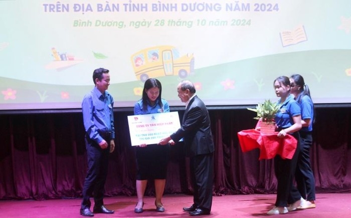 Ông Nguyễn Văn Tư – Giám đốc điều hành Ngành sản xuất Công ty Tân Hiệp Phát trao bảng tượng trưng 200 suất học bổng trị giá 200 triệu đồng. Ảnh: Trần Khánh