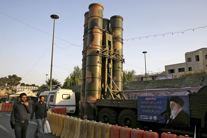 Hệ thống tên lửa S300 của Iran trong một lễ duyệt binh vào năm 2017 (Ảnh: AP)