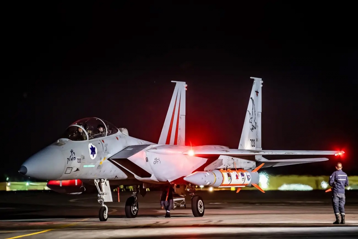Tên lửa Blue Sparrow trên máy bay F-15D của Israel. Ảnh: IAF