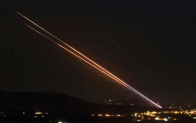 Loạt tên lửa được bắn từ một vị trí gần làng Khiam, miền Nam Lebanon về phía Israel, ngày 18/10. Ảnh: KT