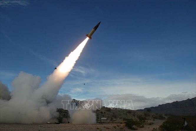 Tên lửa được phóng từ Iran về phía Israel tối 13/4/2024. (Ảnh: IRNA/TTXVN)