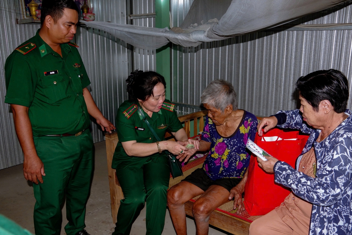 Thăm tặng quà người già neo đơn trên địa bàn xã Lai Hòa, thị xã Vĩnh Châu