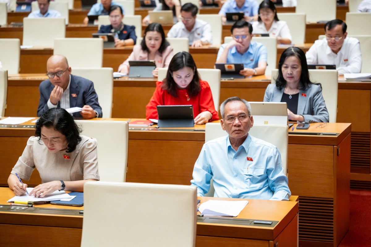 Quốc hội thảo luận dự án Luật Dược sửa đổi tại hội trường sáng 22/10 (Ảnh: Quốc hội)
