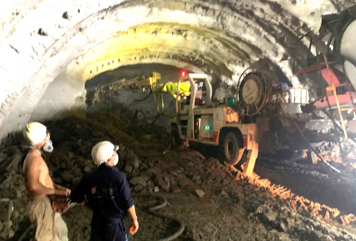 Các đơn vị đang đẩy nhanh tiến độ thi công hầm Tuy An