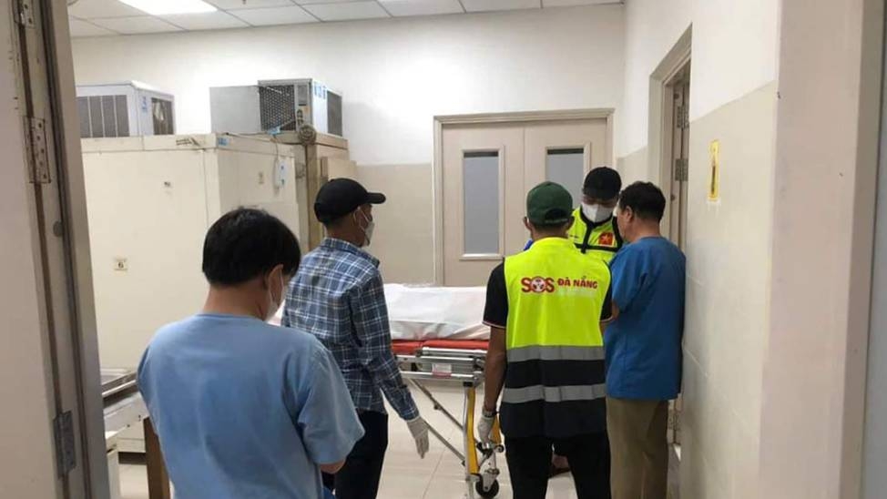 Thi thể nạn nhân được đưa về gia đình.