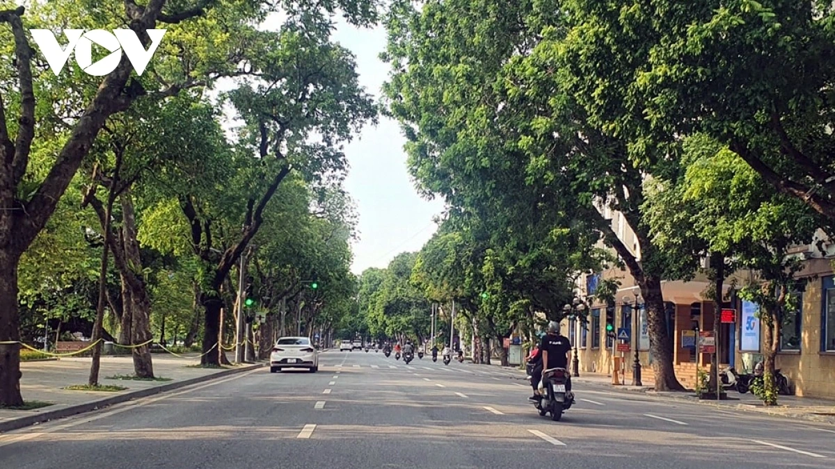 Hà Nội ngày nắng, đêm và sáng sớm trời lạnh