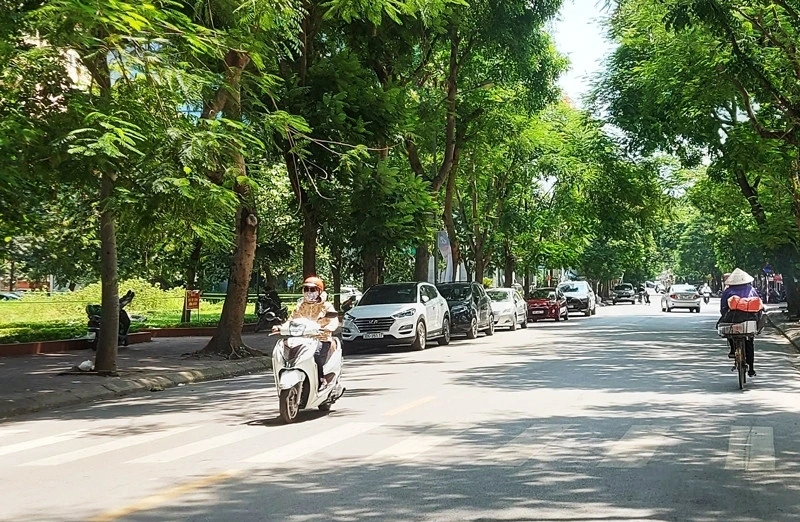 Hà Nội ngày nắng, đêm và sáng sớm trời lạnh