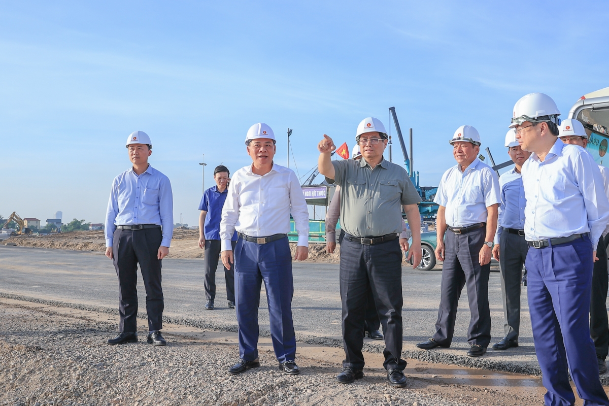 Thủ tướng trao đổi với các đơn vị liên quan khi đi kiểm tra dự án Trung tâm Hội chợ Triển lãm quốc gia
